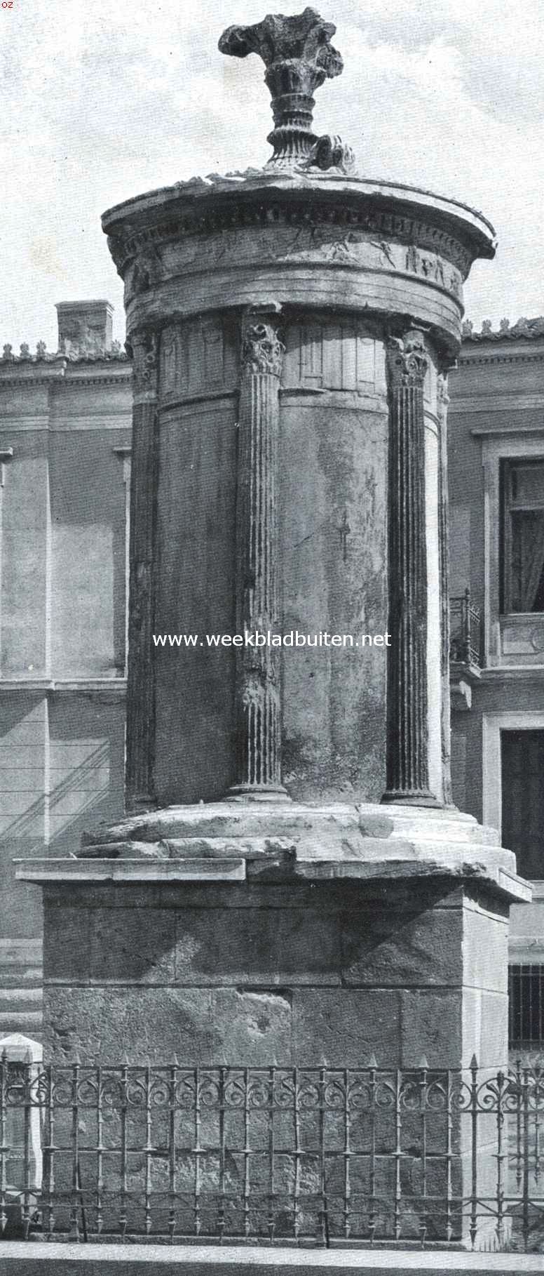 Van oud-en nieuw-Athene. Het gedenkteeken van Lysikrates, dagteekenend uit 334 voor Christus. Dit sierlijke monument droeg een bronzen drievoet, die als prijs in de Dionysische wedstrijden gewonnen werd. Het was een oude gewoonte om dergelijke drievoeten openlijk ten toon te stellen; er was zelfs een straat, die van het theater van Dionysos naar de stad liep, en die aan beide zijden geheel met dergelijke monumenten getooid was