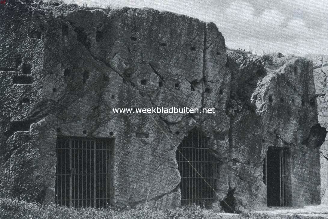 Van oud-en nieuw-Athene. Drie in den rotswand van den Philopappos-heuvel uitgehouwen grafkamers, aan welke de volksmond in de Middeleeuwen den naam 