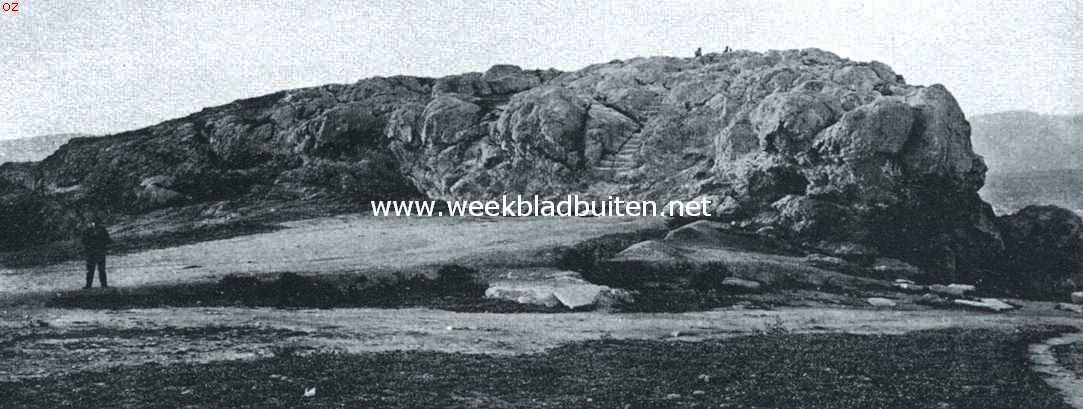 Van oud-en nieuw-Athene. De Areopagos of Ares-heuvel, waar in de oudheid de trotsche aristokratische rechtbank der Areopagieten zetelde en waar de apostel Paulus zijn beroemde rede gehouden heeft
