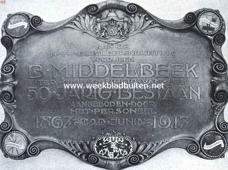 Bronzen plaquette, aangeboden aan de directie der N.V. Meubileer-Inrichting v.h. B. Middelbeek te Utrecht door het geheele personeel ter gelegenheid van het 50-jarig bestaan der zaak. Het is niet toegevend aan den aandrang van een adverteerder - zooals wellicht achterdochtigen zullen denken - dat wij deze afbeelding plaatsen, maar op verzoek van zijn personeel. Vooral met het oog op de buitengewoon goede verstandhouding, die tusschen patroon en werklieden dezer inrichting schijnt te bestaan, een gelukkig verschijnsel waarop wel de aandacht mag worden gevestigd, meenden wij aan dit verzoek te moeten voldoen