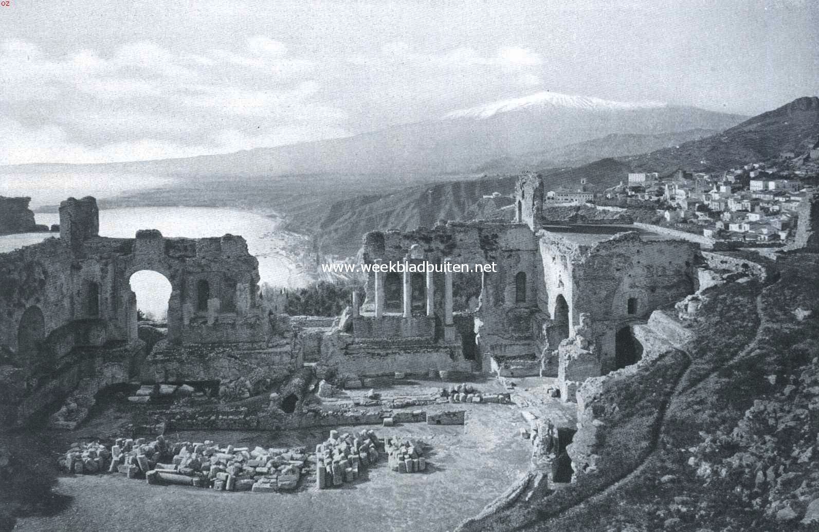 Van Girgenti naar de Zuidkust van Itali. De bouwval van het Grieksche Theater bij Taormina, op den achtergrond Kaap Schiso en de Etna