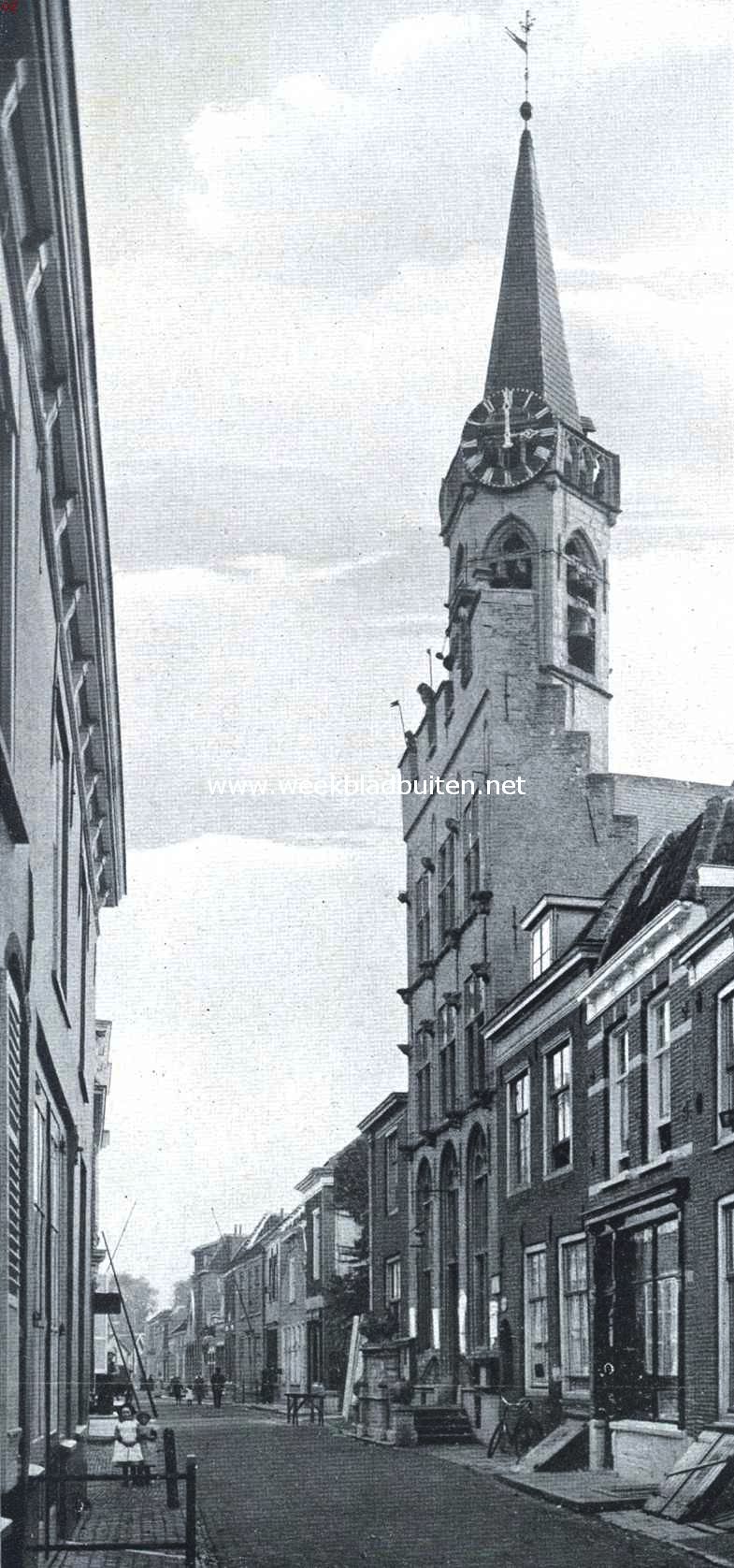 De stad Tholen. De Hoogstraat met het Stadhuis