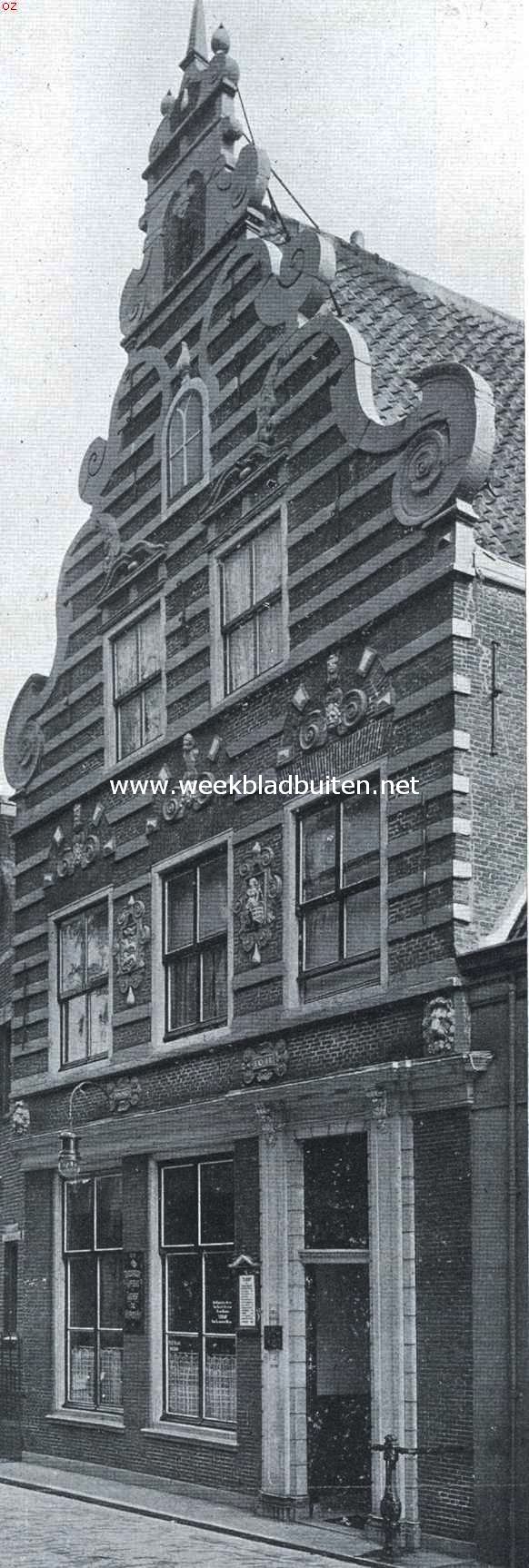 Het huis der voormalige West-Friesche Munt aan de Westerstraat te Enkhuizen. De gevel - met uitzondering van het benedengedeelte - is van 1611. Boven het middelste kozijn een afbeelding van Prins Maurits; tusschen de vensters de wapens van West-Friesland en Enkhuizen