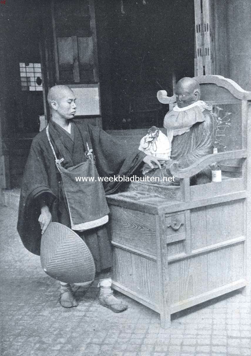 Japan. De god der zieken en een priester. Uit:  Japan, Indrukken van Land en Volk, door H.H. van Kol