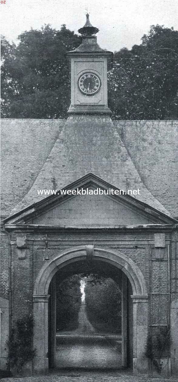 Het kasteel Nieuwburg te Gulpen. Kijkje van het slotplein door de voorpoort