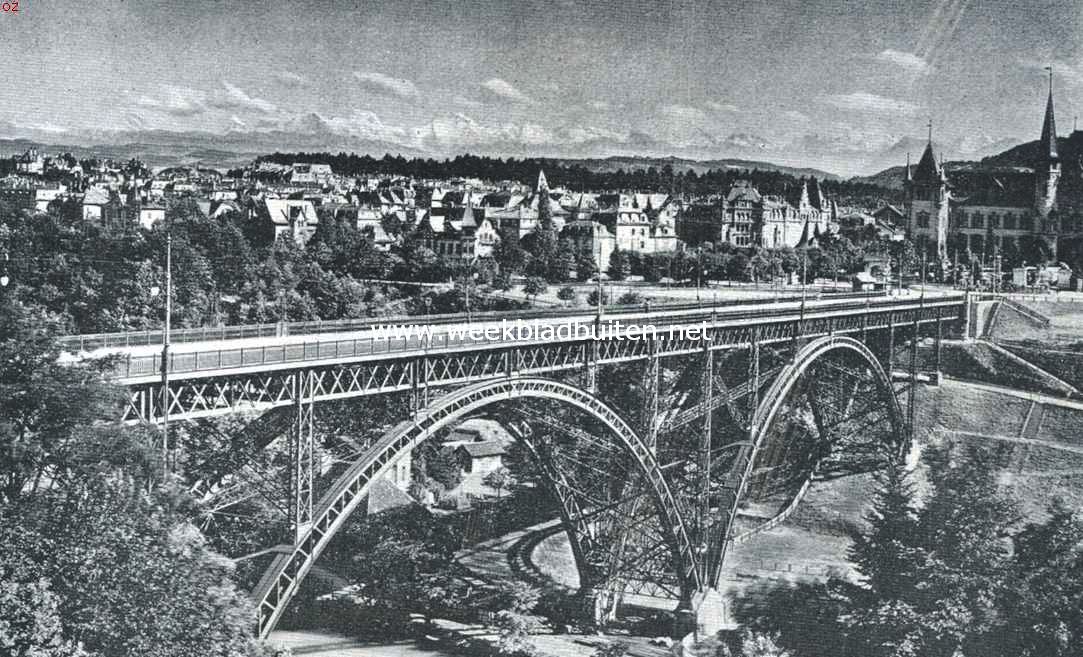 Bern. Kirchenfeldbrug, met gezicht op de nieuwe stad. Geheel rechts het Historisch Museum, op den achtergrond de sneeuwbergen van het Berner Oberland