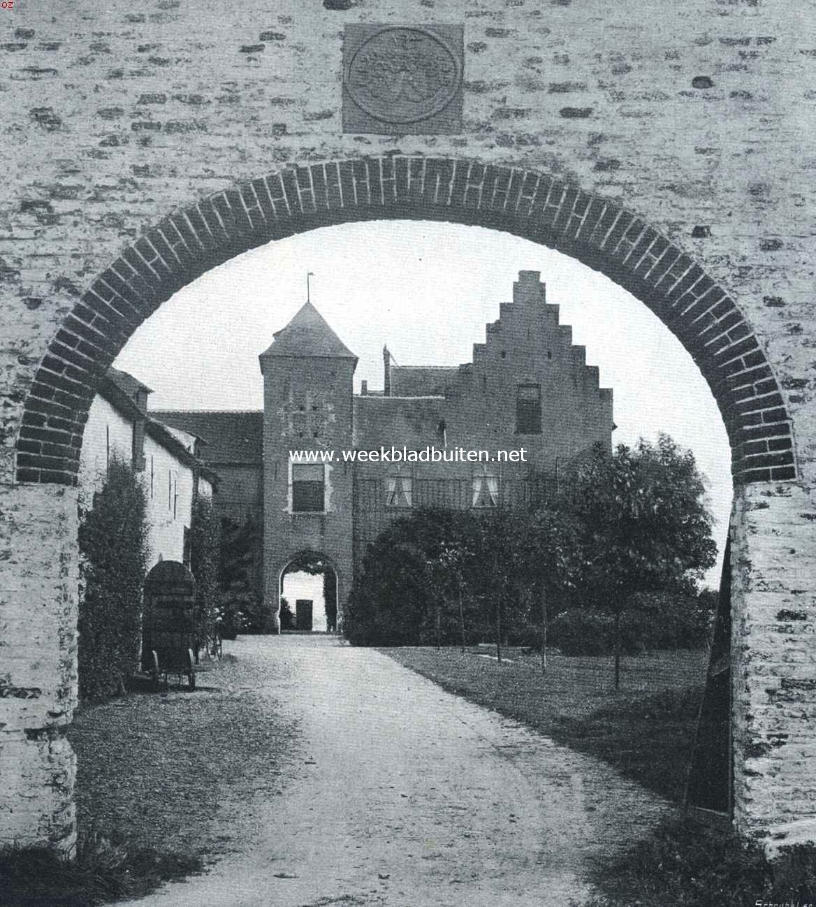 Gezicht op het kasteel Heyen bij Gennep. Eenige weken geleden plaatsen wij een afbeelding van het kasteel Bleyenbeeck bij Afferden, dat met de omliggende gronden in Nederlandsche handen is overgegaan. Op gezag van het 