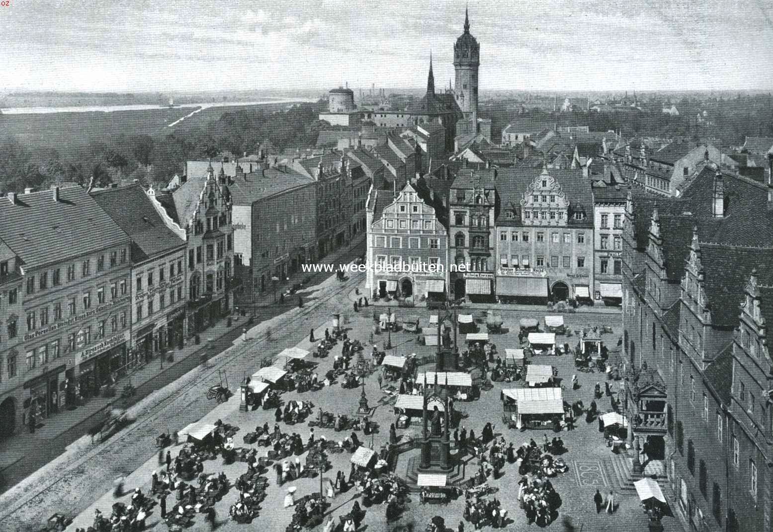 Wittenberg. Panorama van het Westelijk deel der stad. Op den voorgrond de Markt met Stadhuis (rechts) en standbeelden van Luther en Melanchton. De toren op den achtergrond is die van de Slotkerk. Links daarvan de overblijfselen van het keurvorstelijk slot, thans kazerne. Links op den achtergrond de Elbe