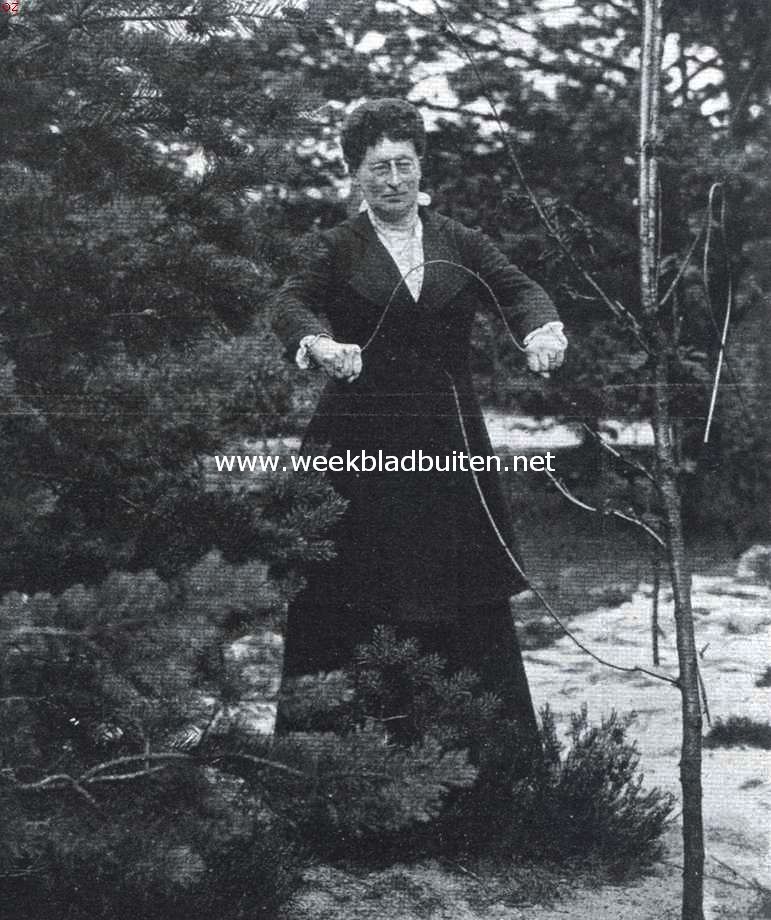De wichelroede. Tusnelda Stein met de wichelroede, uitslaande op stroomend water