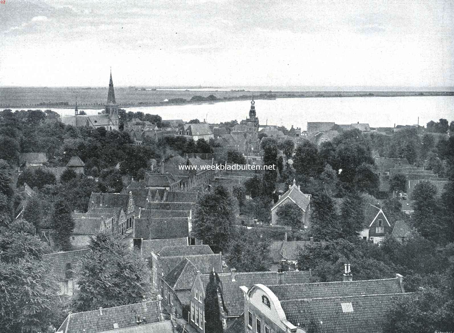 Monnikendam. Panorama van het stadje en een deel der Gouwzee. Bovenstaande afbeelding is reeds geplaatst tijdens de overstrooming van Waterland in Januari 1916, die ook Monnikendam bedreigde, doch zij vult onze beschrijving van het stadje dusdanig aan, dat wij alle aanleiding vonden om tot herplaatsing bij dit artikel over te gaan