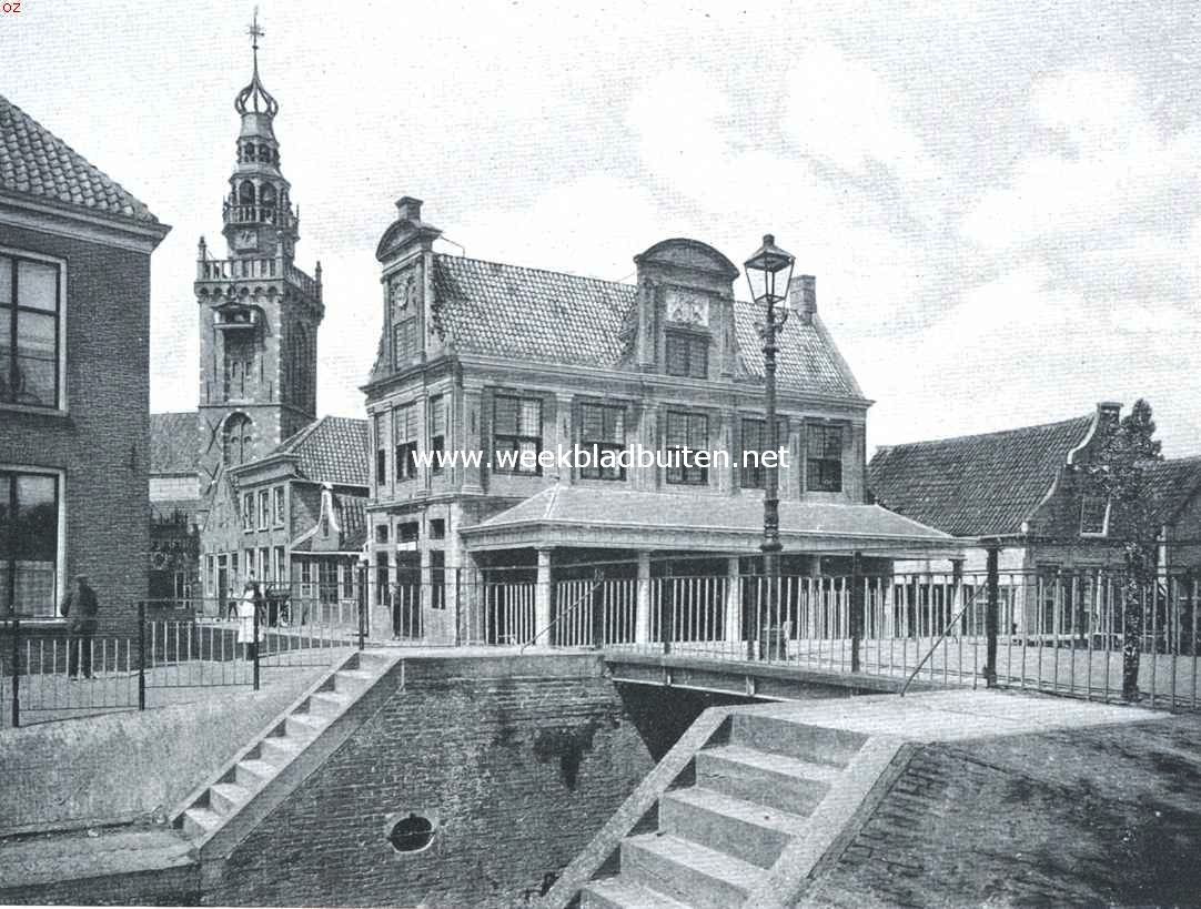 Monnikendam. Gezicht bij den Dam op Speeltoren en Waaggebouw