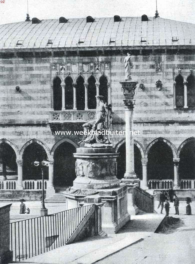 Bij he Stadhuis van Udine, de voornaamste stad van het Noordoosten van Itali, dat door de Centralen na hun overwinning op de Italianen is veroverd. Voor het stadhuis een beeld van de godin des Vredes.