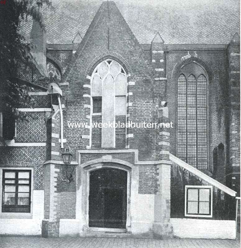 Monnikendam. Het Oostelijke portaal aan de Noordzijde der Groote Kerk, misschien een overblijfsel van de kapel van het Franciscaner Klooster St. Salvador