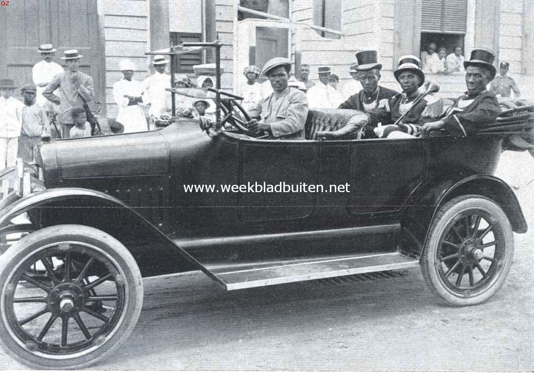De boschnegers in Suriname. Gouverneur Amakti tusschen zijn adjudanten in de auto
