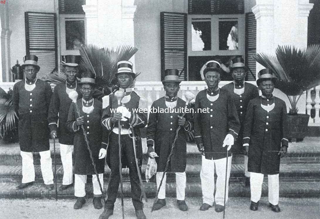 De boschnegers in Suriname. Gouverneur Amakti met zijn adjudanten en kapiteins na de bevestigingsplechtigheid voor den gouverneur van Suriname