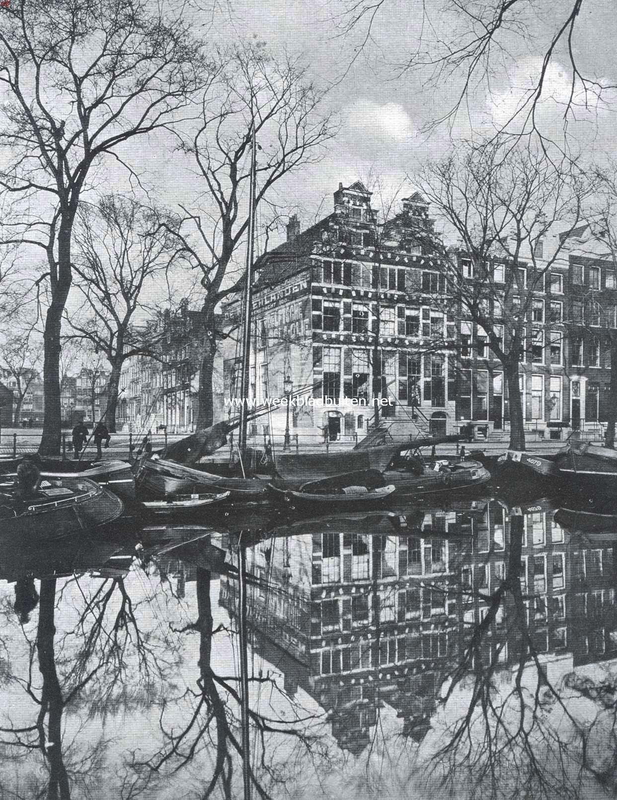 Bij Keizersgracht en Westermarkt te Amsterdam. In het midden prijken nog - en maken ze dit stadsgezicht niet tot en lust der oogen? - de oude gevels uit het jaar 1618, die weldra op bevel van den eigenaar zullen vernietigd worden. Heeren in Den Haag, spreekt niet luide uw geweten bij het aanschouwen van deze plaat? Voor de zooveelste maal herhalen wij de vraag: waar blijft de Monumentenwet?