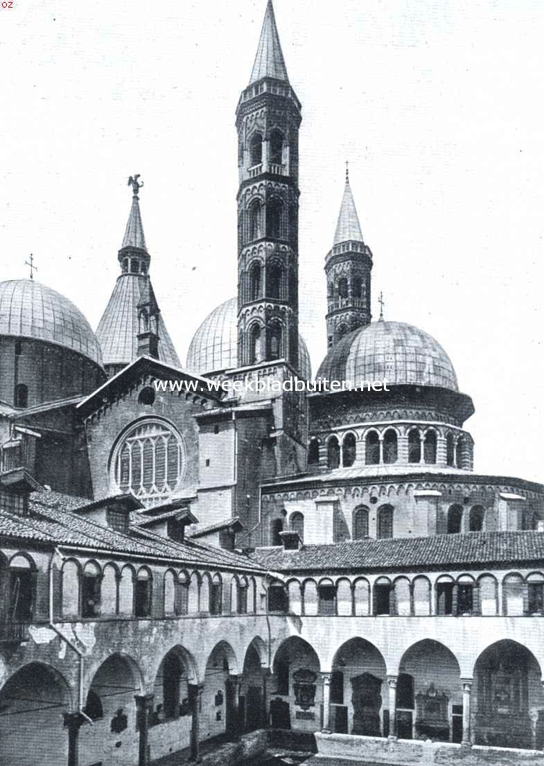 Bij het nieuwe front in Noord-oost Itali. De Basilica San Antonia te Padua, van den binnenhof uit gezien