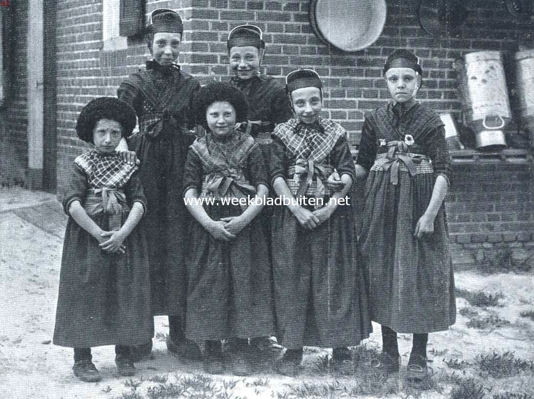 Staphorst. Kinderkleeding met bonnet en oorijzer