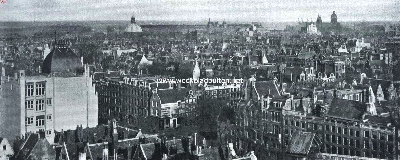 Op den Westerkerktoren. Gezicht in N.-Oostelijke richting. Van nadere aanduiding der torens, duidelijk herkenbare gebouwen enz. onthouden wij ons opzettelijk. De belangstellenden zullen ongetwijfeld alles gaarne zelf willen nagaan