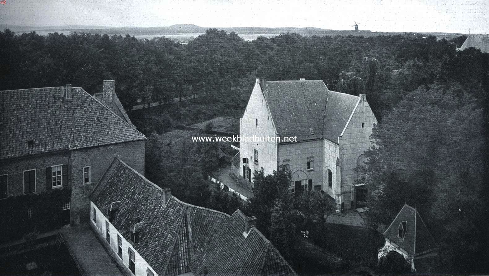 Het Huis Bergh. Gezicht van den torentrans van het kasteel op de protestansche kerk en de omgeving. In de verte de begroeide Montferland