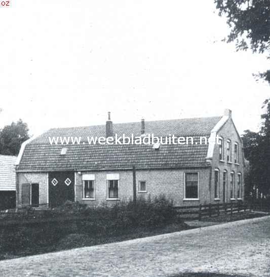Landelijke bouwkunst. Boerenwoning met lelijken dakvorm