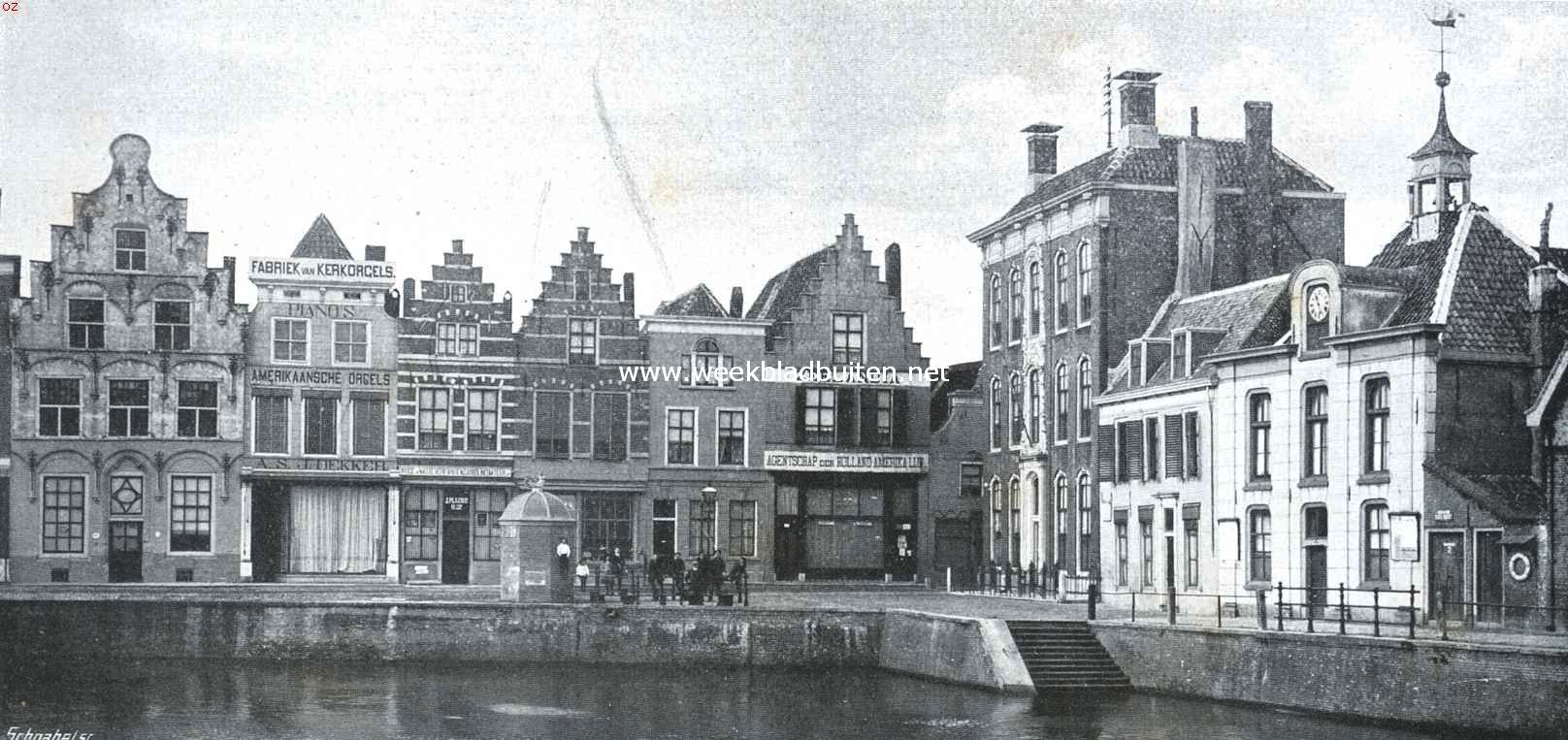 De Turfkade te Goes. Links: het Gothische Huis. Rechts: de Spijskokerij. In het midden: het Vischafslagershuisje