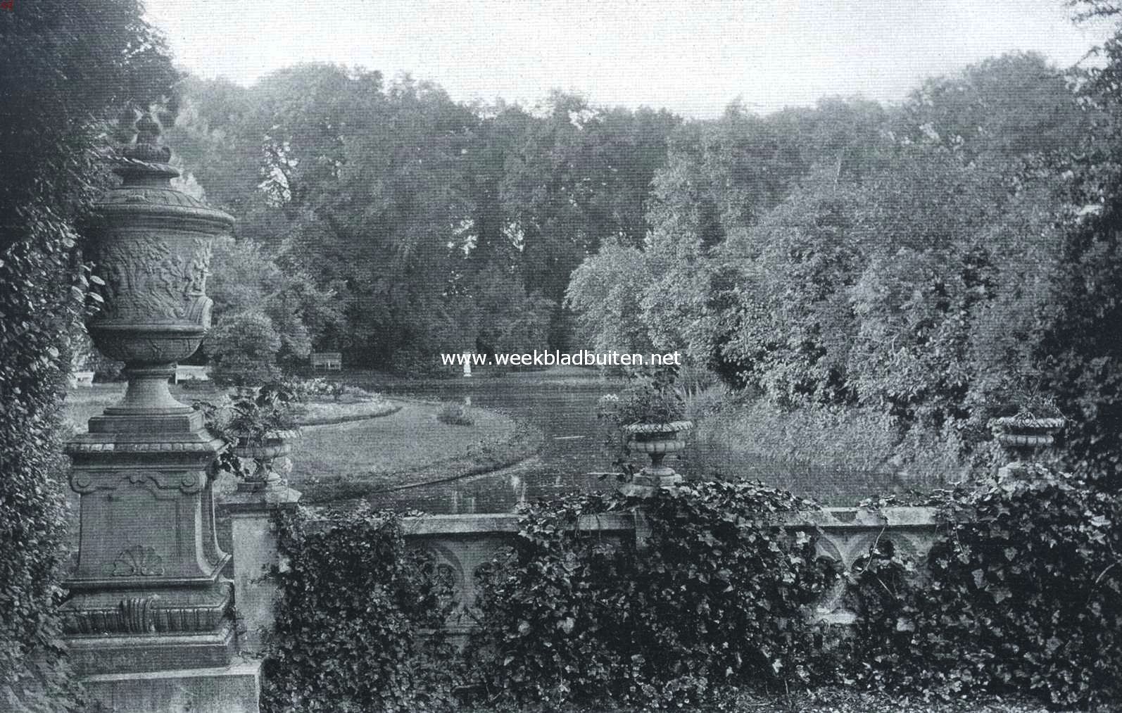 De Ekenstein. Gezicht uit het kasteel op het park