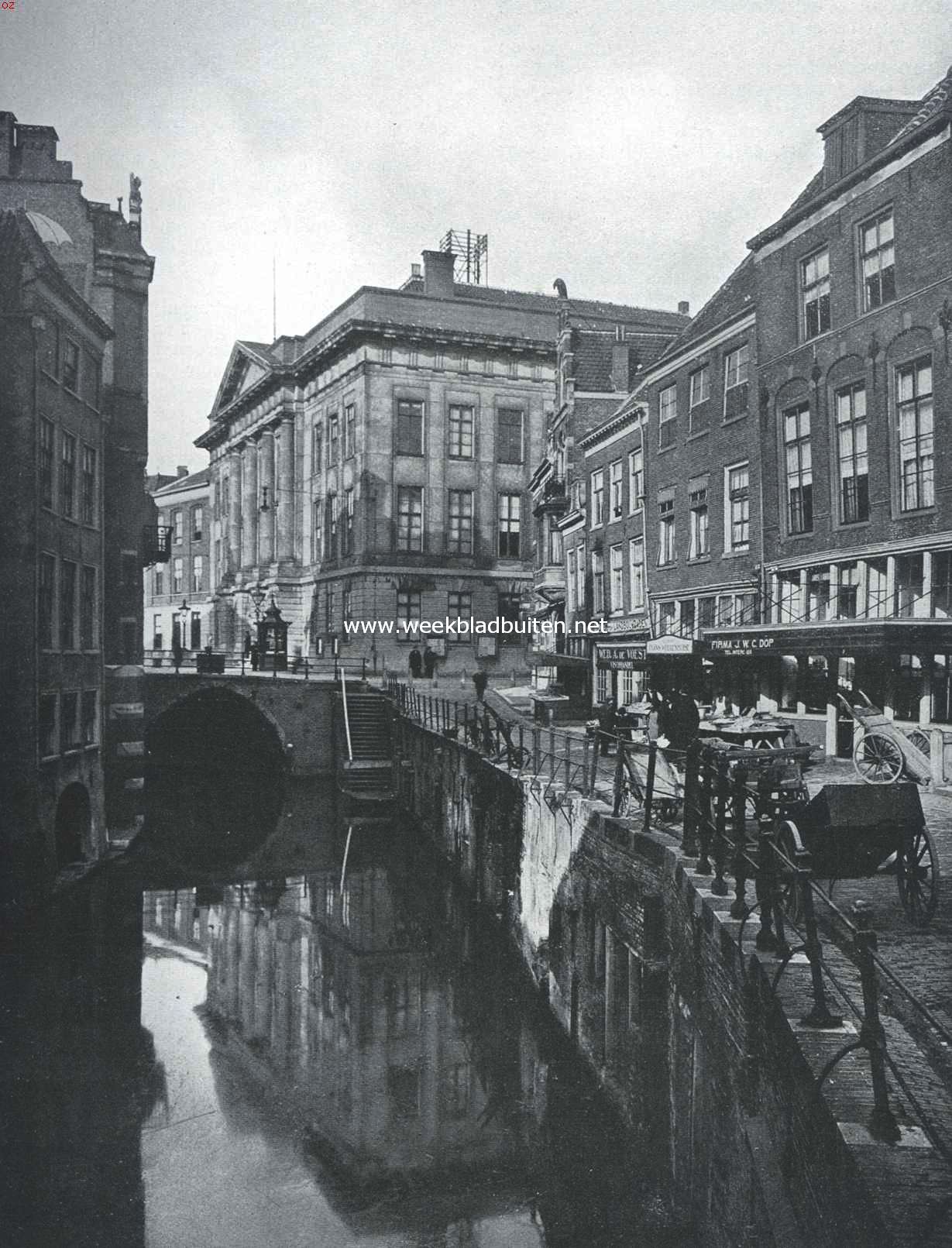 In de stad van de Jaarbeurs. De Oude Gracht bij de Stadhuisbrug te Utrecht