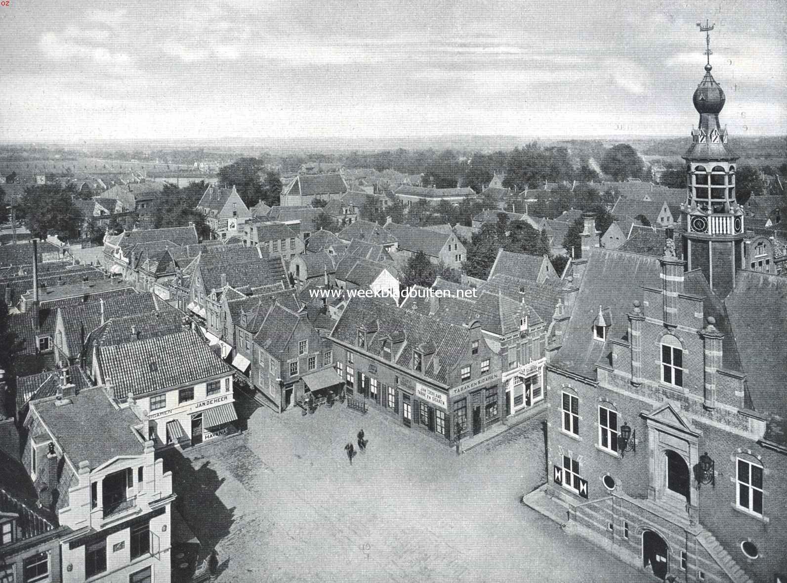 Purmerend. Panorama van het noordoostelijk deel van het stadje. Op den voorgrond de kaasmarkt, met rechts het in 1911-12 gebouwde Stadhuis. Op den achtergrond de Beemster