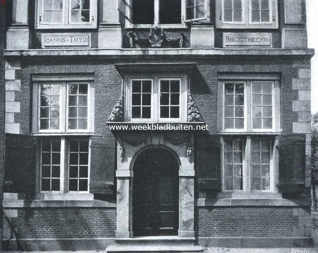 De bibliotheek van Tysius te Leiden. Detail van den voorgevel