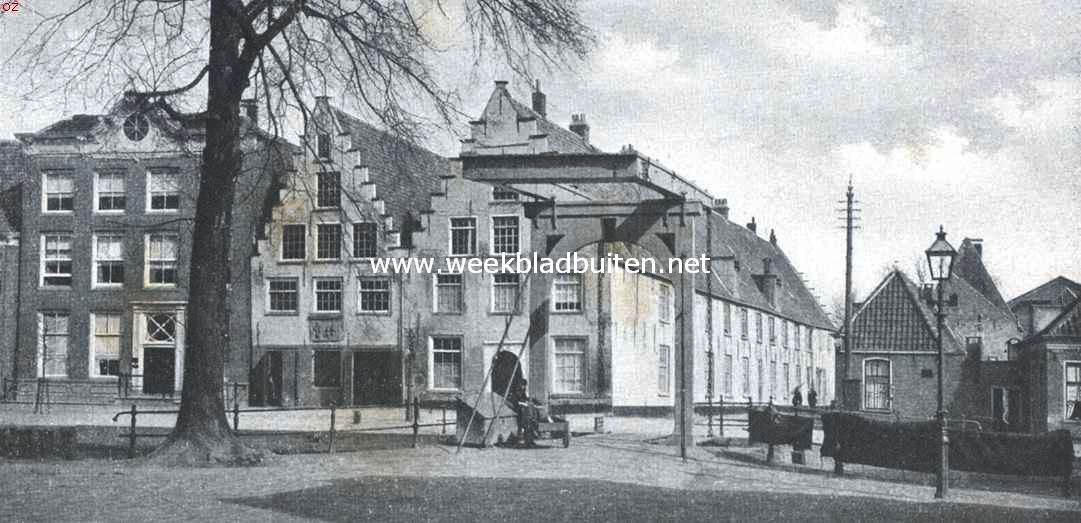 De gebouwen der O.-I. Compagnie.  Het voormalige Oost-Indische Pakhuis aan de Turfhaven te Hoorn (rechts), gebouwd in 1606, in zijn tegenwoordigen toestand