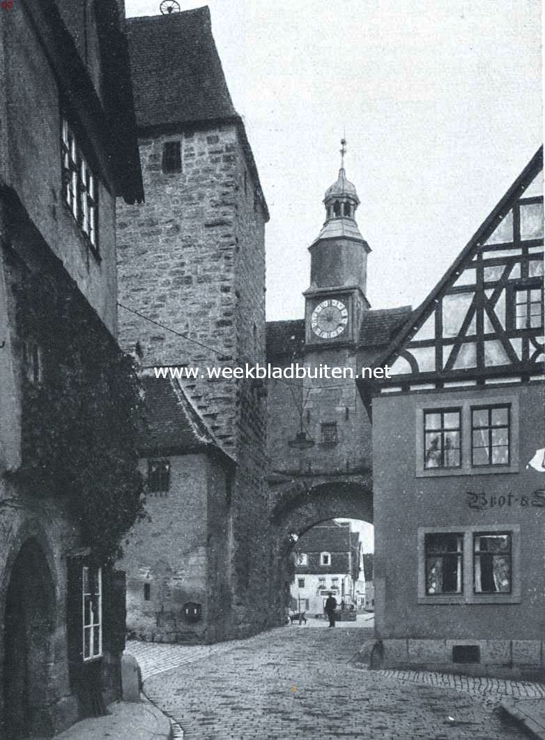 Rothenburg ob der Tauber. Gezicht uit de Hafengasse op Markustoren en Rderboog
