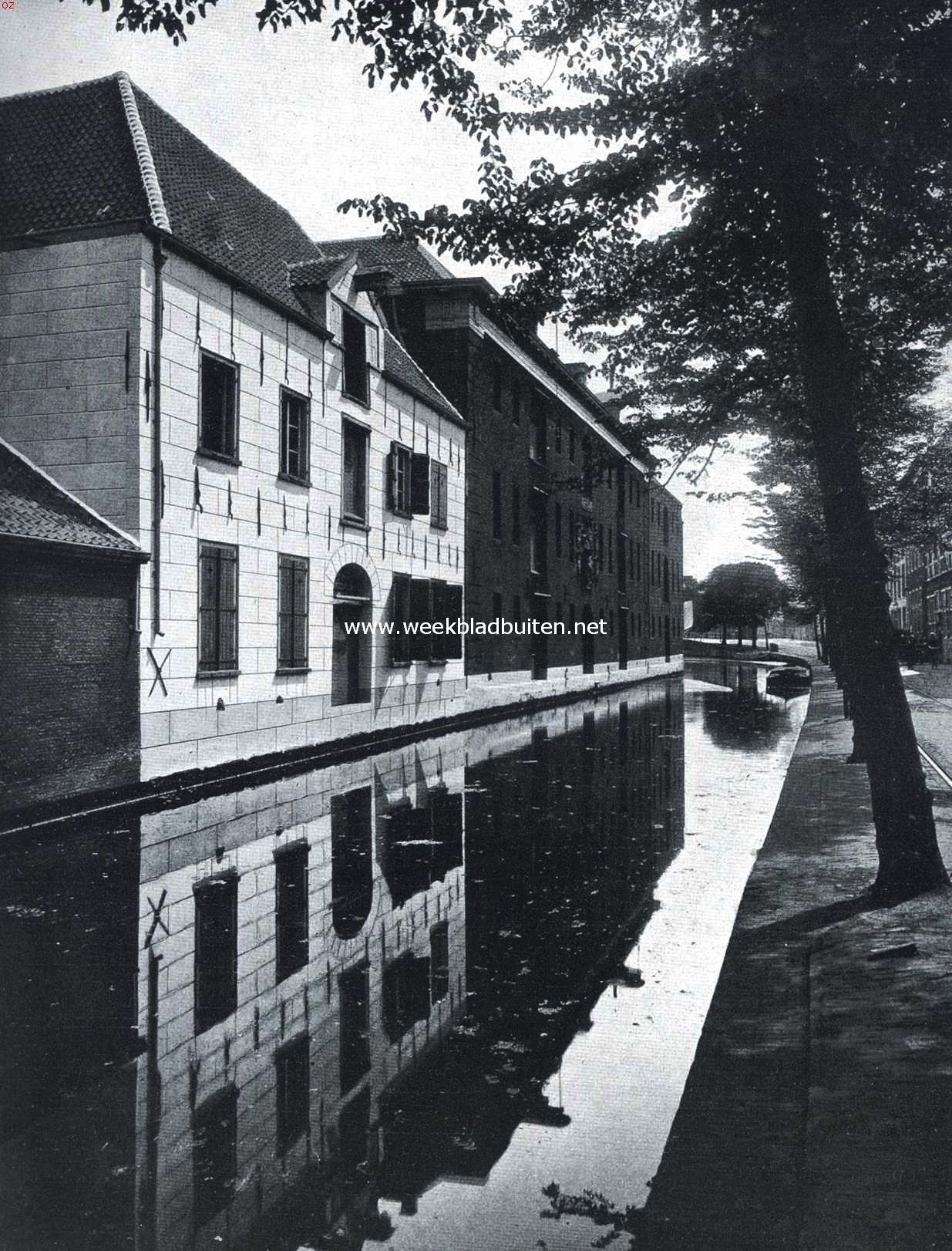 De gebouwen der Oost-Indische Compagnie. Grachtgezicht te Delft bij het Oost-Indisch Huis. Het witgepleisterde gebouw is een in het midden der 17de eeuw gebouwd pakhuis der compagnie