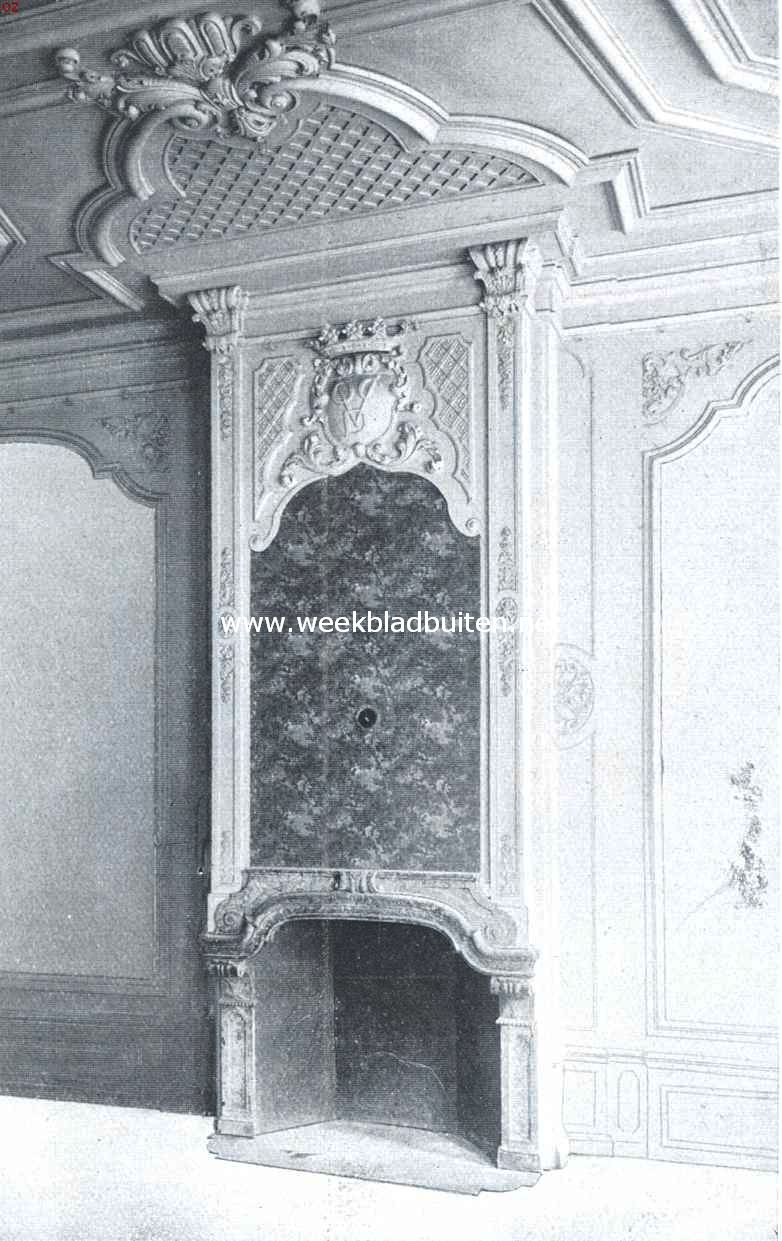 Wand van de kamer der bewindhebbers in het Oost-Indisch Huis te Delft, thans kleermakerswerkplaats. Het kostelijk velours dat de wanden dekte, is naar het Rijksmuseum gevoerd
