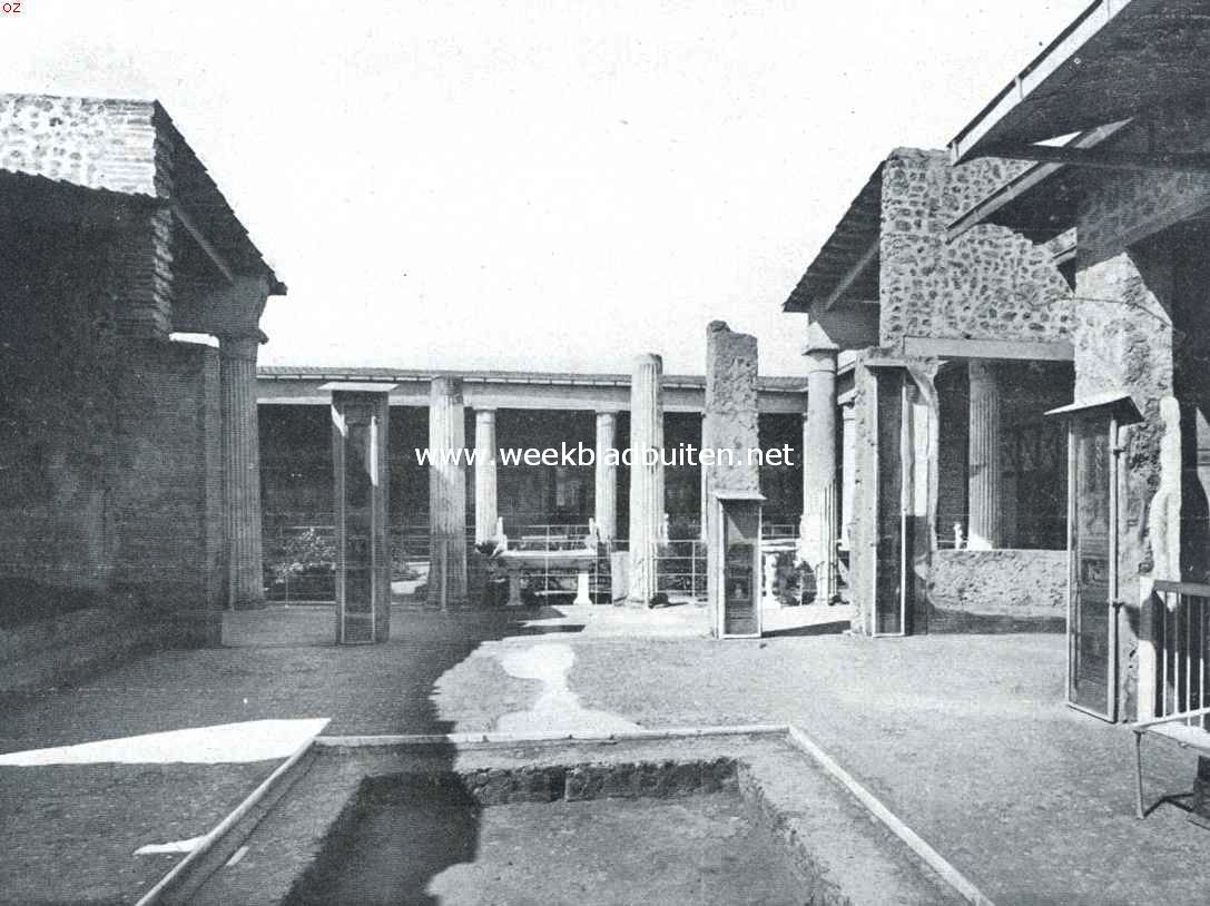 Het Romeinsche huis. (afb. 7.). Gezicht van impluvium op peristylium, een atrium ontbreekt. Huis der Vettii te Pompeii