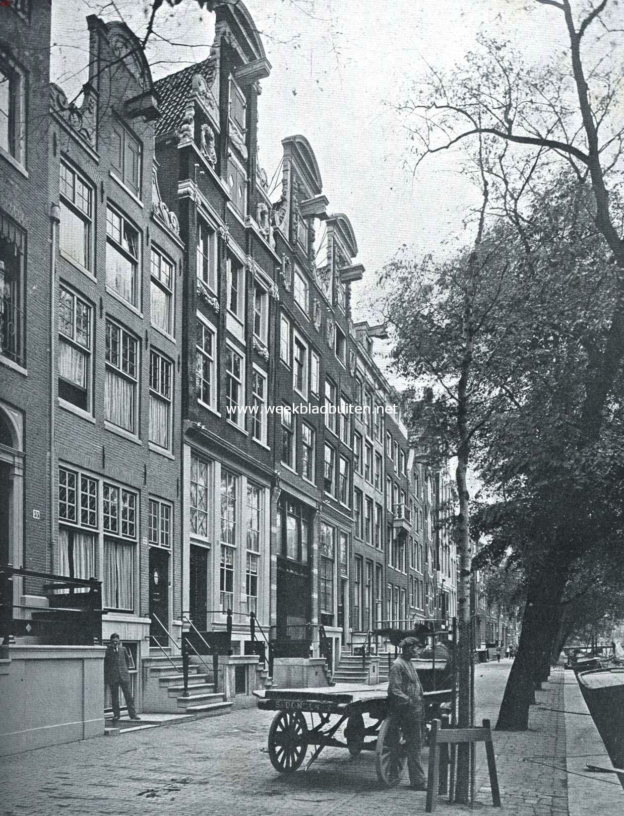 Oude gevels aan de Heerengracht bij de Brouwersgracht te Amsterdam. Het voorste der drie op deze afbeelding zichtbare hooge 17de eeuwsche huizen (Heerengracht 59), gebouwd in 1657 en een karakteristiek voorbeeld van den bouwtrant, door Philip Vingboons in zwang gebracht, is door de vereeniging 