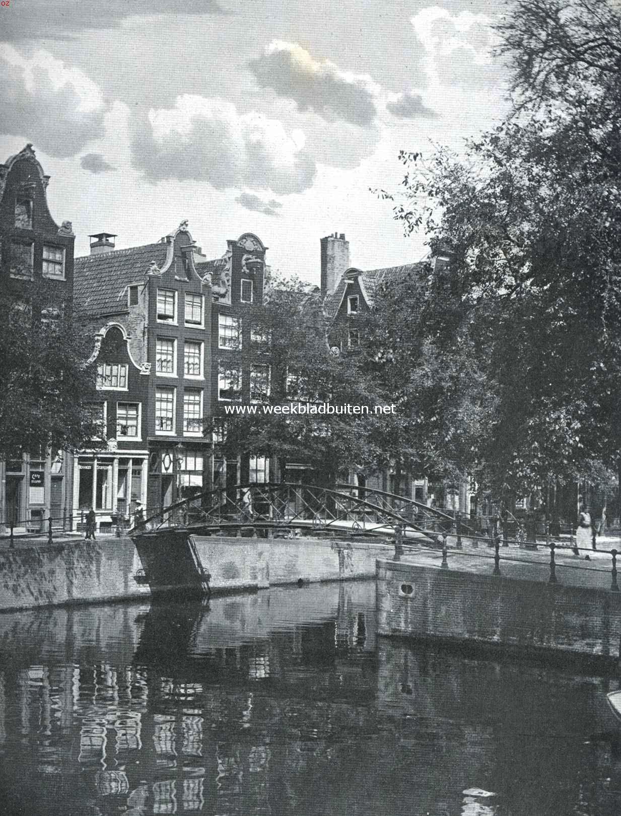 Brouwersgracht bij de Heerengracht te Amsterdam. Het vierde huis van links op deze afbeelding - met een gevel ujit het begin der 18de eeuw, waarvan vooral de eigenaardige klauwstukken in de gedaante van dolfijnen opvallen, doch die, hoezeer eenvoudig, toch bijdraagt tot de schilderachtigheid van het stadgezicht - is aangekocht door de vereeniging 