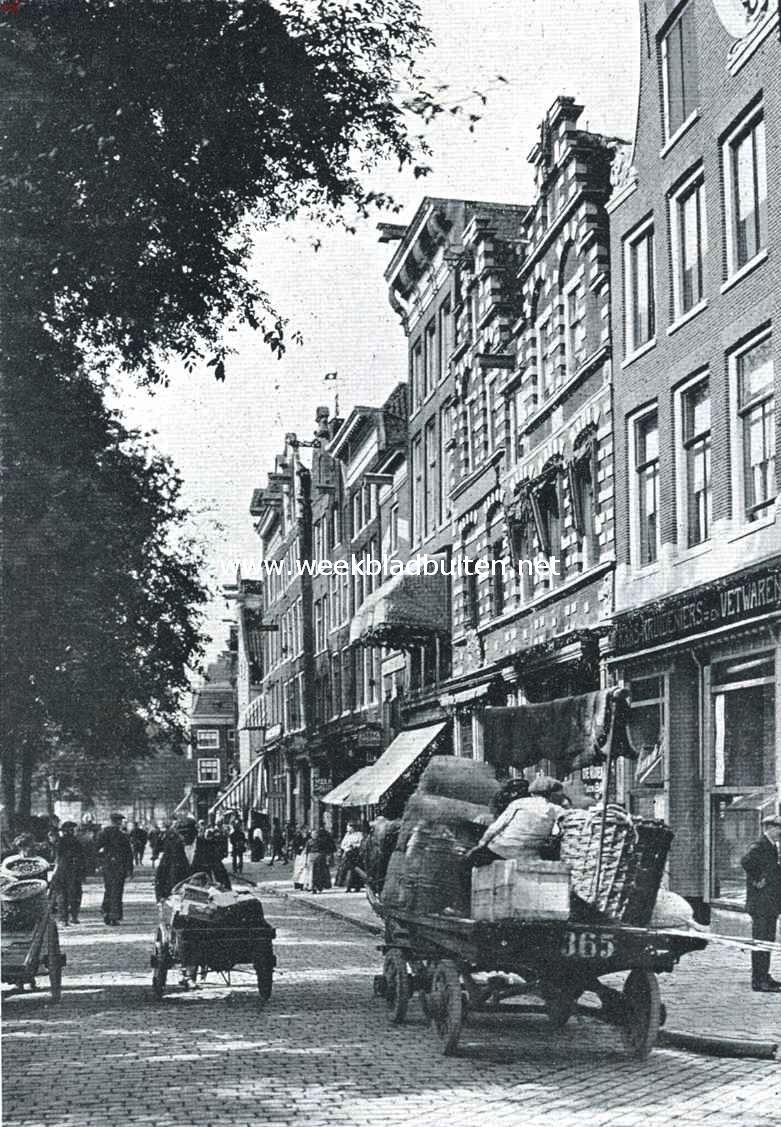 Bij de Nieuwmarkt te Amsterdam. De dadelijk op deze afbeelding opvallende huizen met trapgevels van 't jaar 1605, voorbeelden van een in de hoofdstad betrekkelijk zeldzaam type, zijn door de vereeniging 