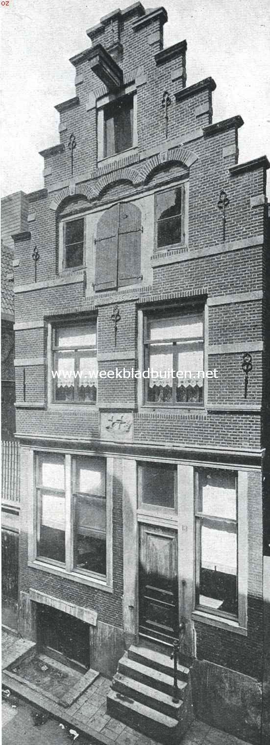 Gevel van 1614 aan het Rapenburg (13) te Amsterdam. Dit huis is aangekocht door de vereeniging 