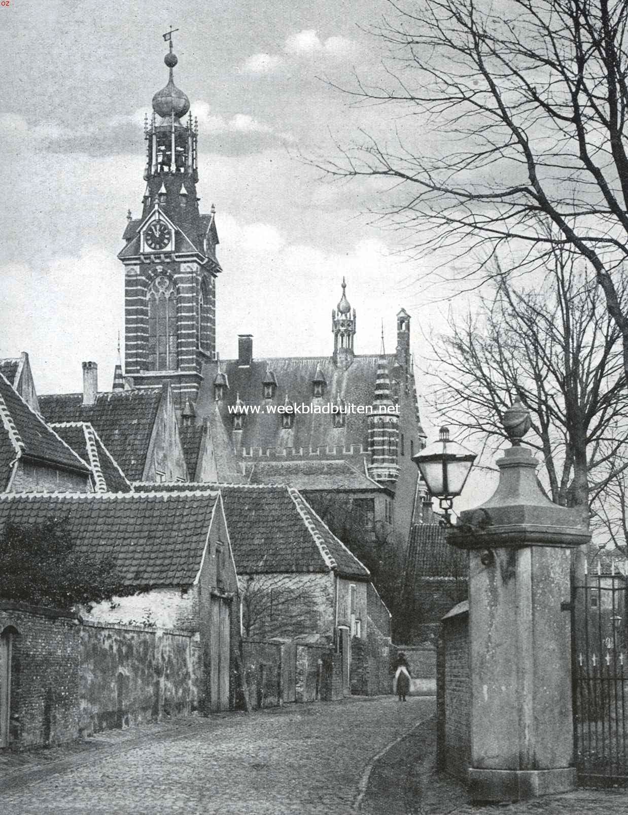 Achterbuurtje te Heusden. Op den achtergrond het Stadhuis