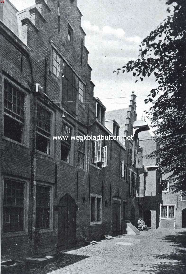 Oude pakhuizen aan de eerste binneplaats achter het O.-I. Huis te Middelburg