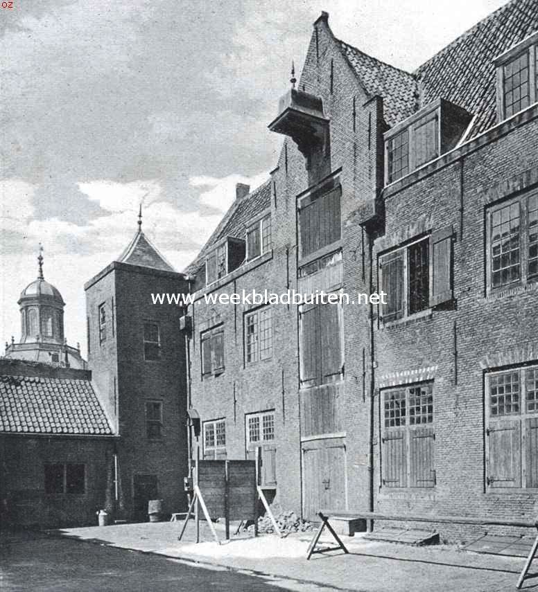 De gebouwen der O.-I. Compagnie. Pakhuizen aan de tweede binnenplaats achter het O.-I. Huis te Middelburg. Wie scherp toeziet aanschouwt op den vergaarbakken de relief-beelden van scheepjes