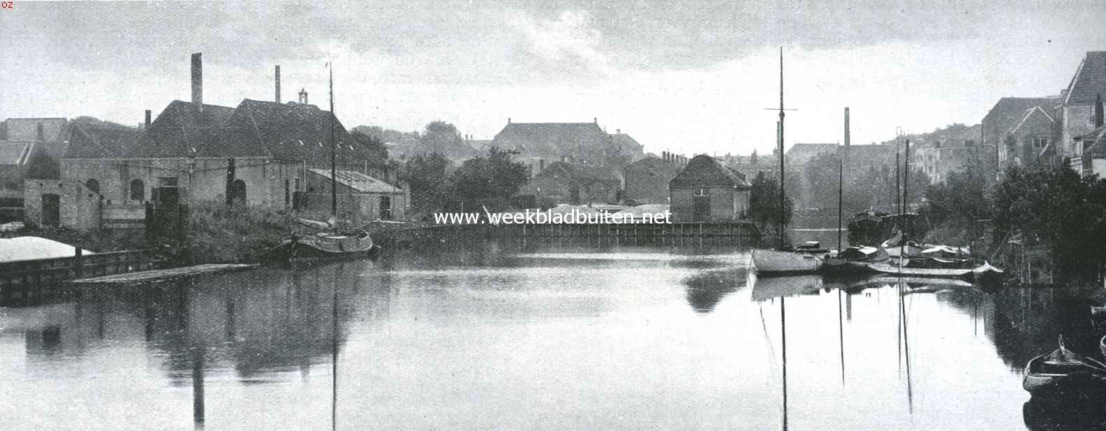 De westzijde van het Dok te Middelburg, waarin de Oost-Indievaarders te water werden gelaten. Links de overblijfselen van het groote pakhuis, vermoedelijk het zeemagazijn, dat eertijds met een toren prijkte