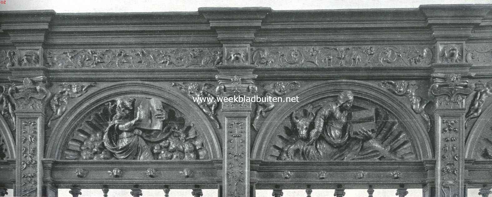 De Westerkerk te Enkhuizen. Dtail van het koorhek. In de bogen Mozes en Lucas