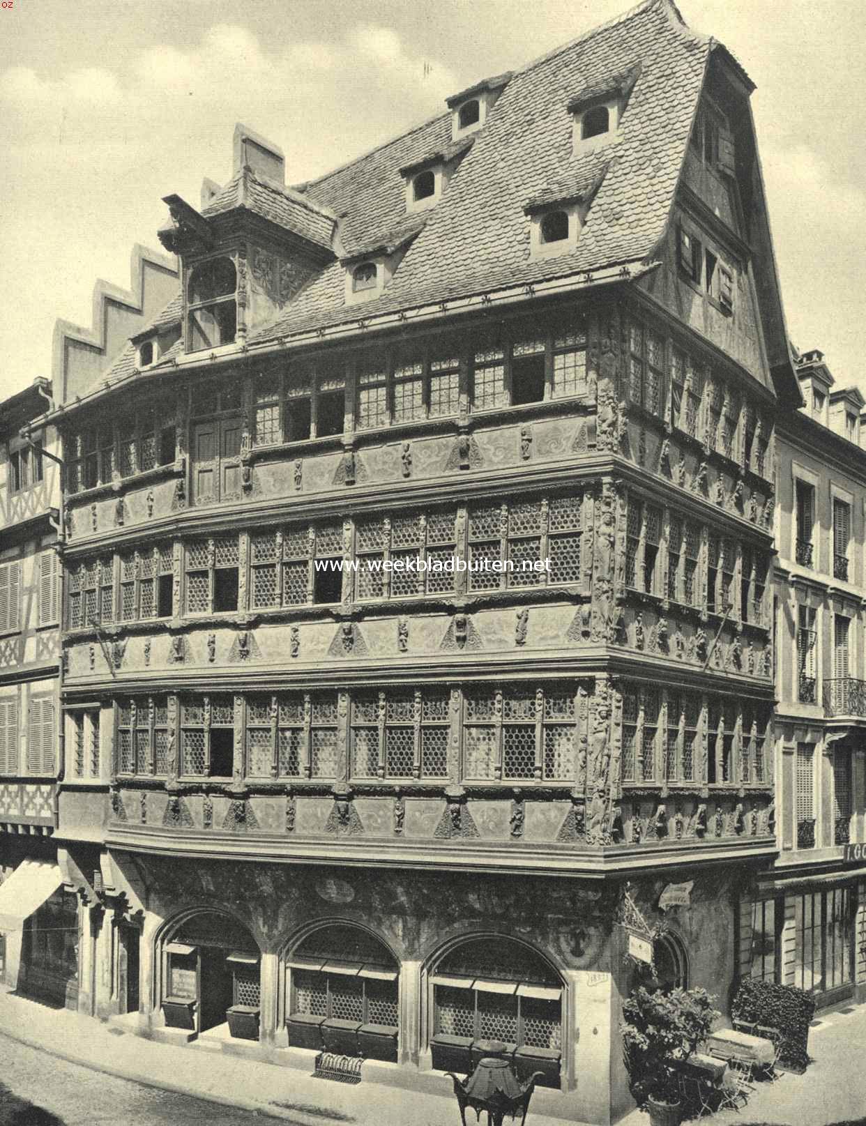 De hoofdstad van den Elzas. Het Kammerzell'sches Haus op den hoek van het Domplein te Straatsburg, het onderste gedeelte dagteekent uit 1465, de gedeelten daarboven uit 1589