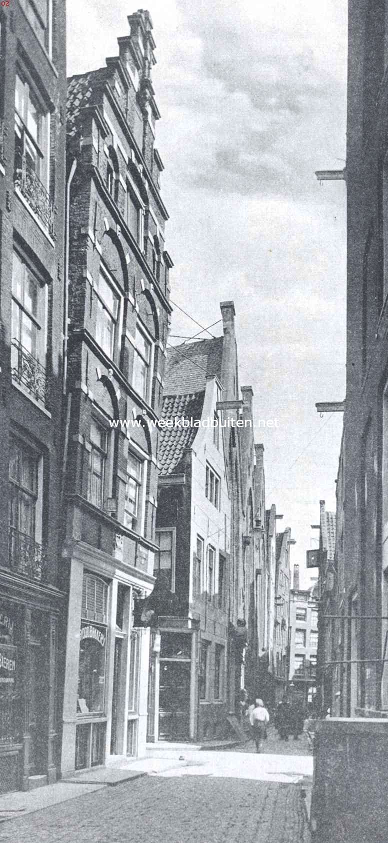 Het hoekhuis Nieuwebrugsteeg 13. Aangekocht door de vereeniging 