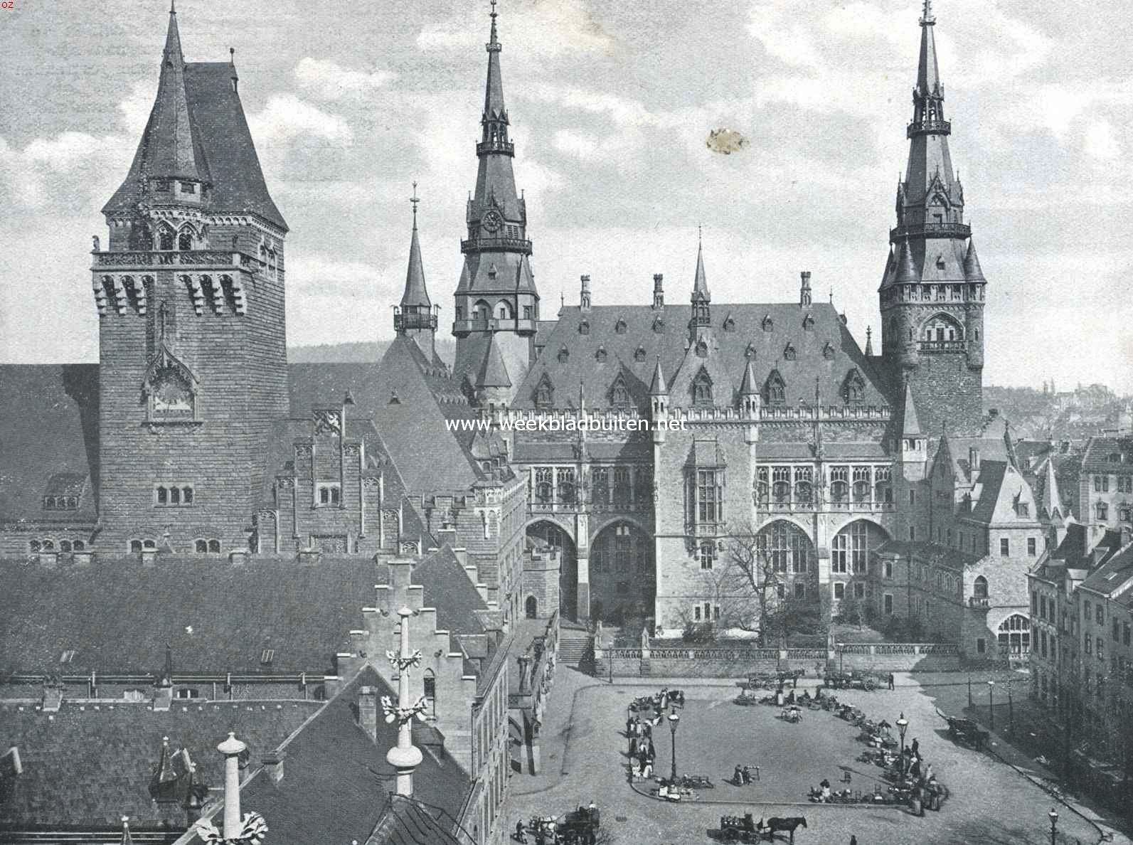 Gezicht op de achterzijde van de gerstaureerde stadhuisgebouwen te Aken, die in 1353 werden opgetrokken op de bouwvallen van het keizerlijk paleis, in 778 door Karel den Groote gesticht
