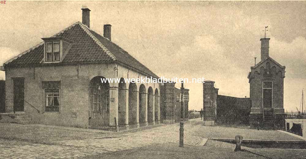 De Waterpoort te Willemstad. Links: woning van den hoofdopzichter van fortificatin. Rechts: Peilhuis van den Rijkswaterstaat