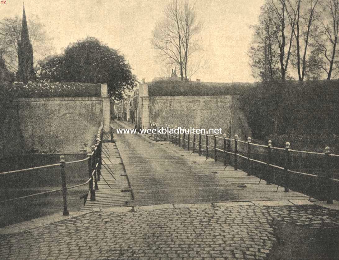 De Landpoort te Willemstad met toegangsbrug, welke thans zijn afgebroken en vervangen door een breden toegangsweg