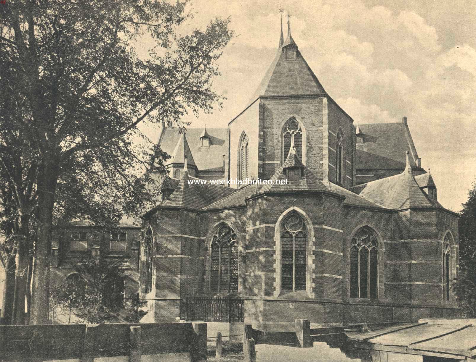 Brouwershaven. Gezicht op het koor en de kapellen van de St Petrus- en Paulus